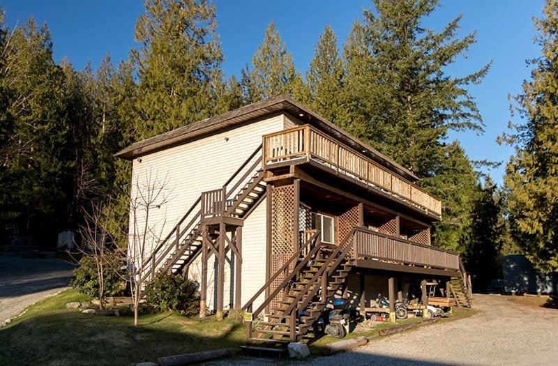 Backeddy Resort And Marina Egmont Exterior photo