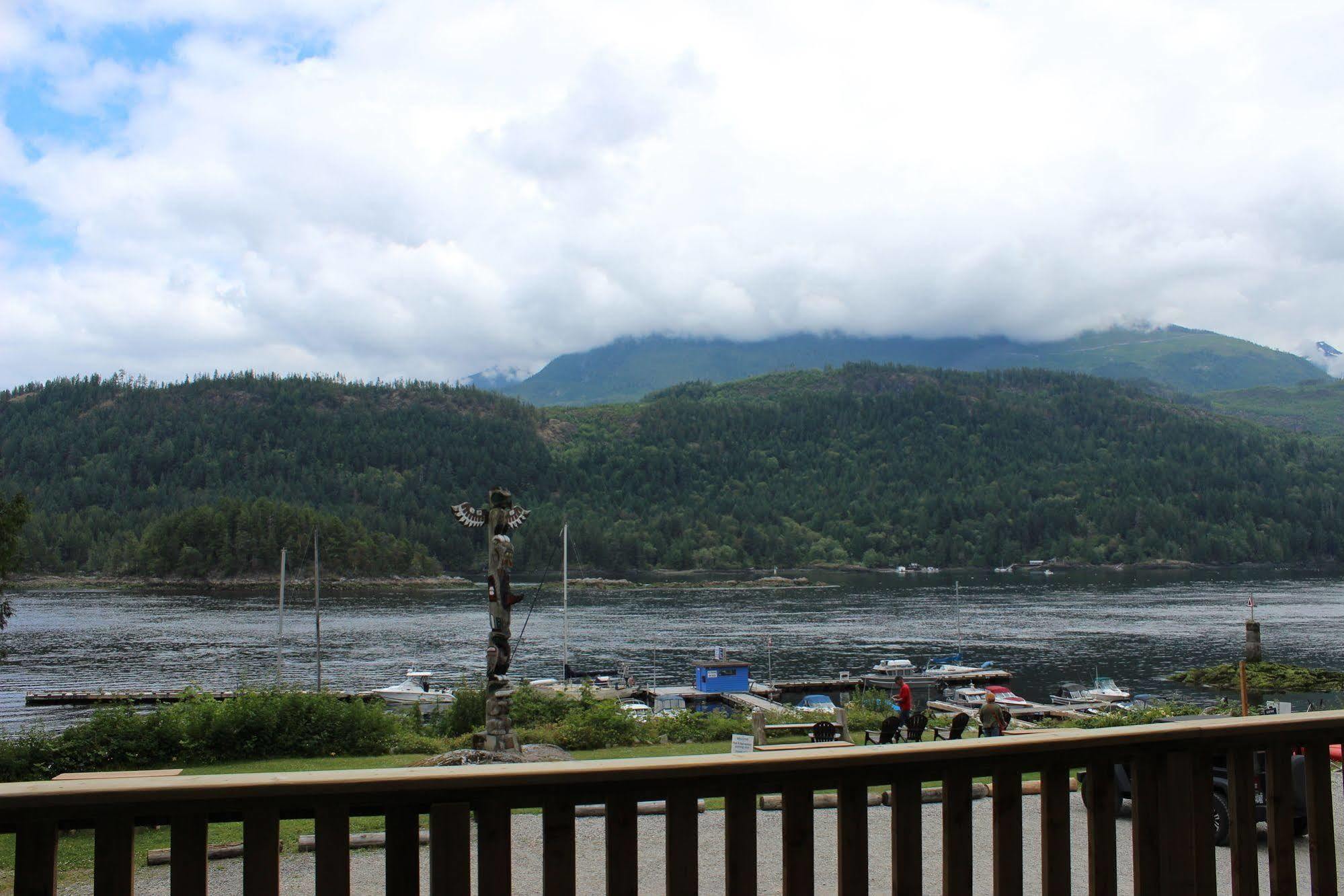 Backeddy Resort And Marina Egmont Exterior photo
